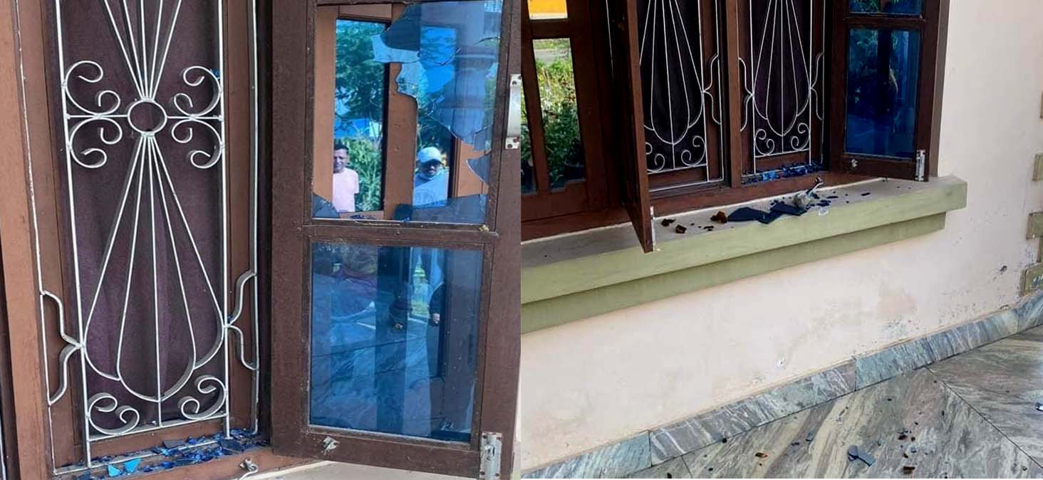 राप्रपा नेपाल चितवनका अध्यक्ष विष्णु खरालको घरमा तोडफोड