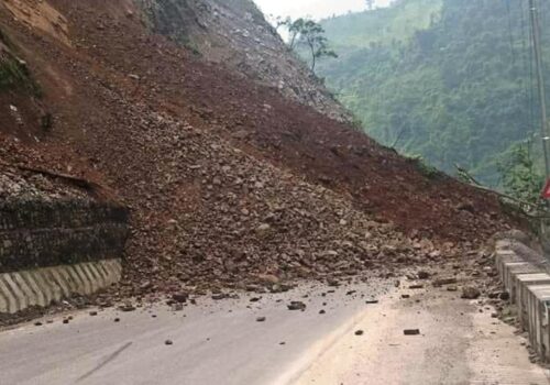 चार किलोमा पुन: पहिरो खस्दा तीन मोटरसाइकलमा क्षति, तीन जना घाइते