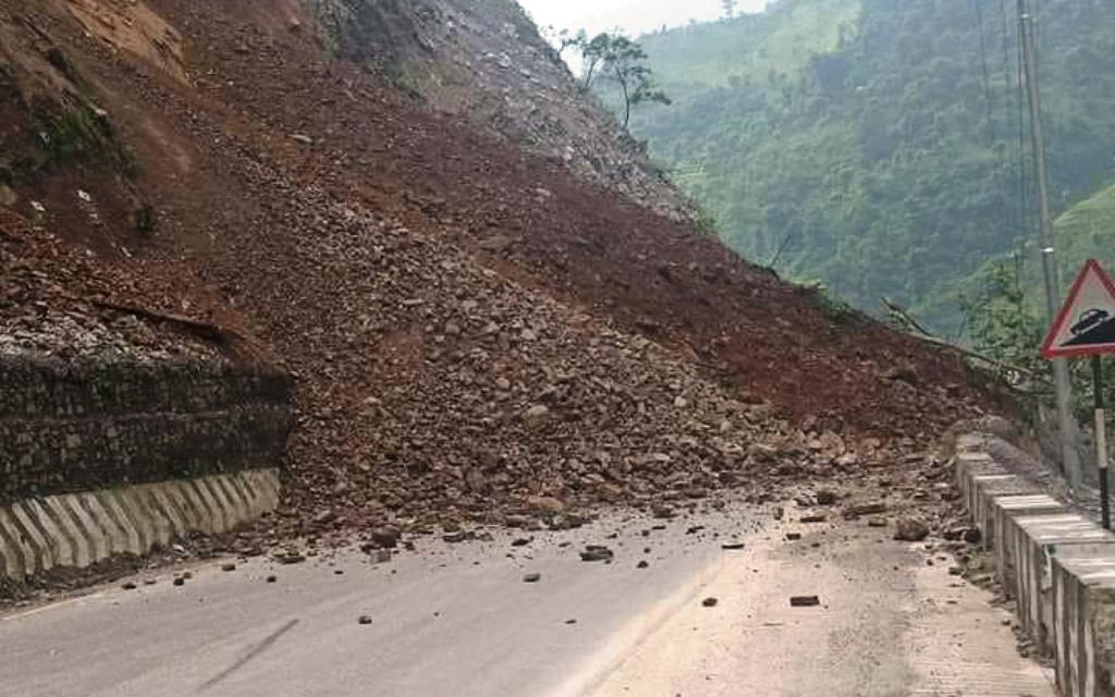 चार किलोमा पुन: पहिरो खस्दा तीन मोटरसाइकलमा क्षति, तीन जना घाइते
