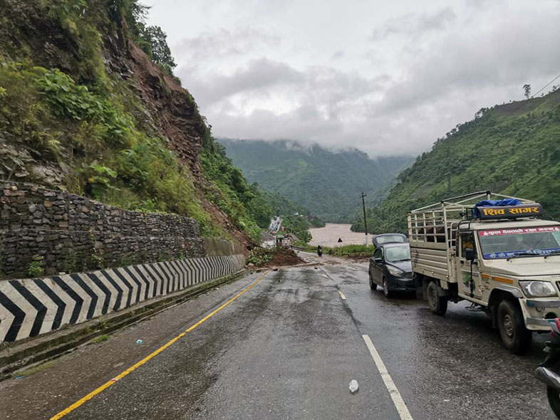 सडकमा ढुङ्गा खसेपछी नागढुङ्गा–नौबिसे सडक खण्ड एकतर्फी सञ्चालन