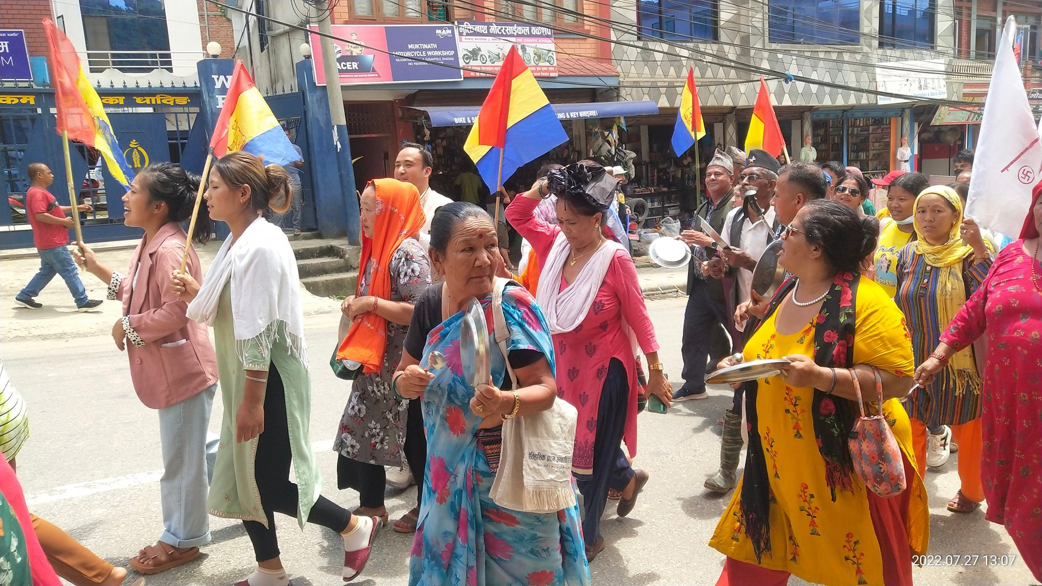 धादिङमा राप्रपा निकट महिला संगठनद्धारा महँगीविरूद्ध थाल ठटाउँदै जुलुस प्रदर्शन