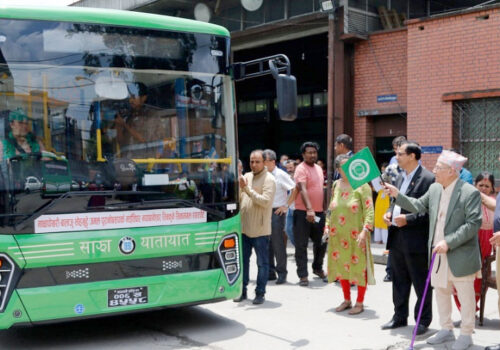 साझा यातायातले सञ्चालनमा ल्यायाे तीनवटा विद्युतीय बस, यी रुटमा गुड्नेछन्