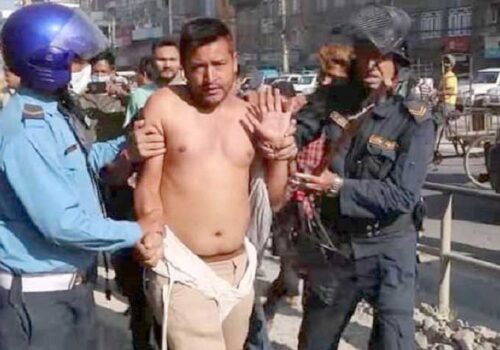 काे हुन् ‘भाइरल’ भिडियोमा स्थानीयकाे कुटाई खाने युवक ?