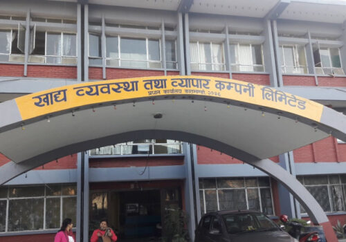दसैंमा ४ सय क्वीन्टल चामल हेलिकोप्टरबाट ढुवानी गरेर टिंकर र छाङरु पठाउँदै खाद्य कम्पनी