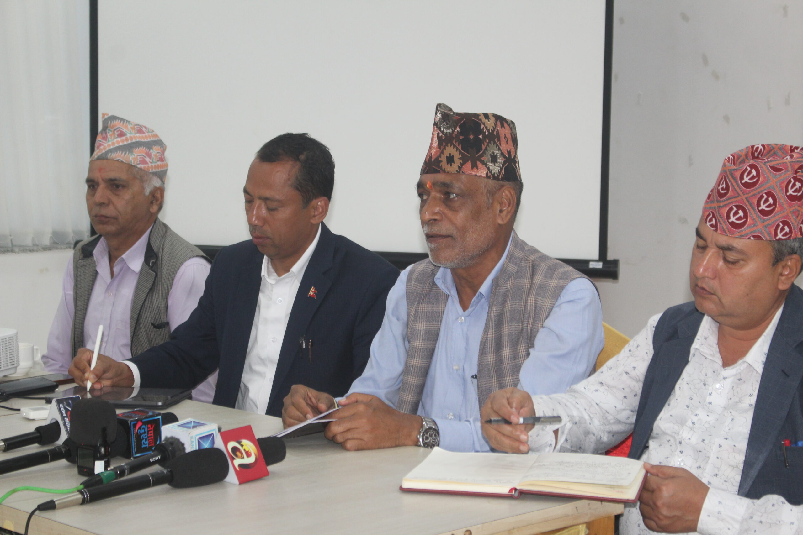 सत्तारुढ गठबन्धनको पत्रकार सम्मेलनः  संविधानको रक्षा र धादिङको विकासको लागि गठबन्धनलाई जिताउन नेताहरुको अपिल