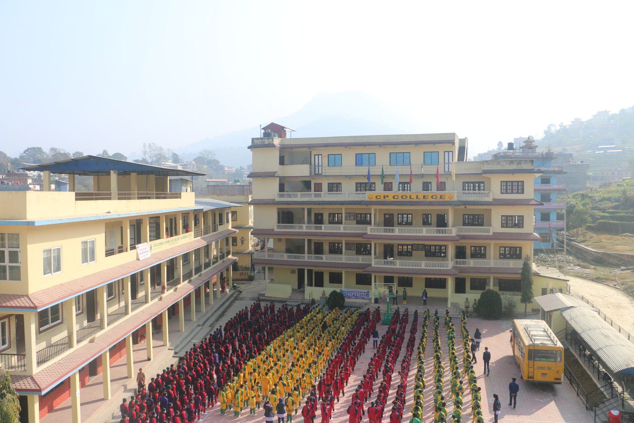 चिल्ड्रेनपार्क माविले भोली प्रि प्राइमरी तहको नतिजा प्रकाशन तथा दीक्षान्त समारोह गर्दै