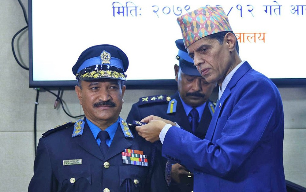 नवनियुक्त प्रहरी महानिरीक्षक सिंहलाई दज्र्यानी चिन्ह प्रदान
