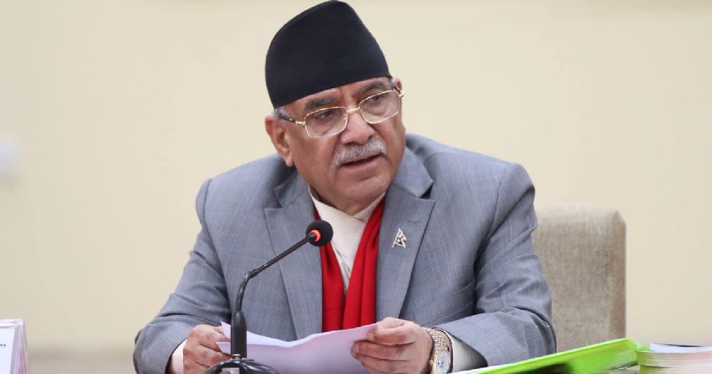 प्रधानमन्त्री प्रचण्डले आज राष्ट्रपतिसमक्ष सरकारको वार्षिक प्रतिवेदन बुझाउँदै