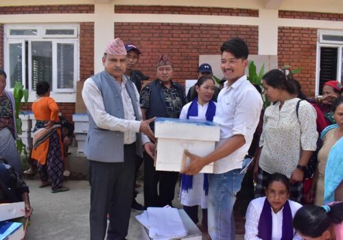 नेत्रावती डबजोङका कृषकहरुलाई मौरी सहितको घार वितरण
