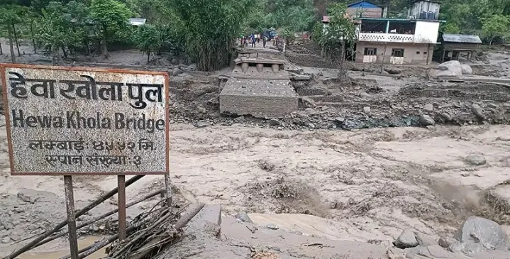बाढीले बगाएको हेवा खोलामा बेलिब्रिज राखिने