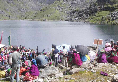 गोसाइँकुण्डका तीर्थयात्रु शुलाद्री पर्वत चढ्न थाले