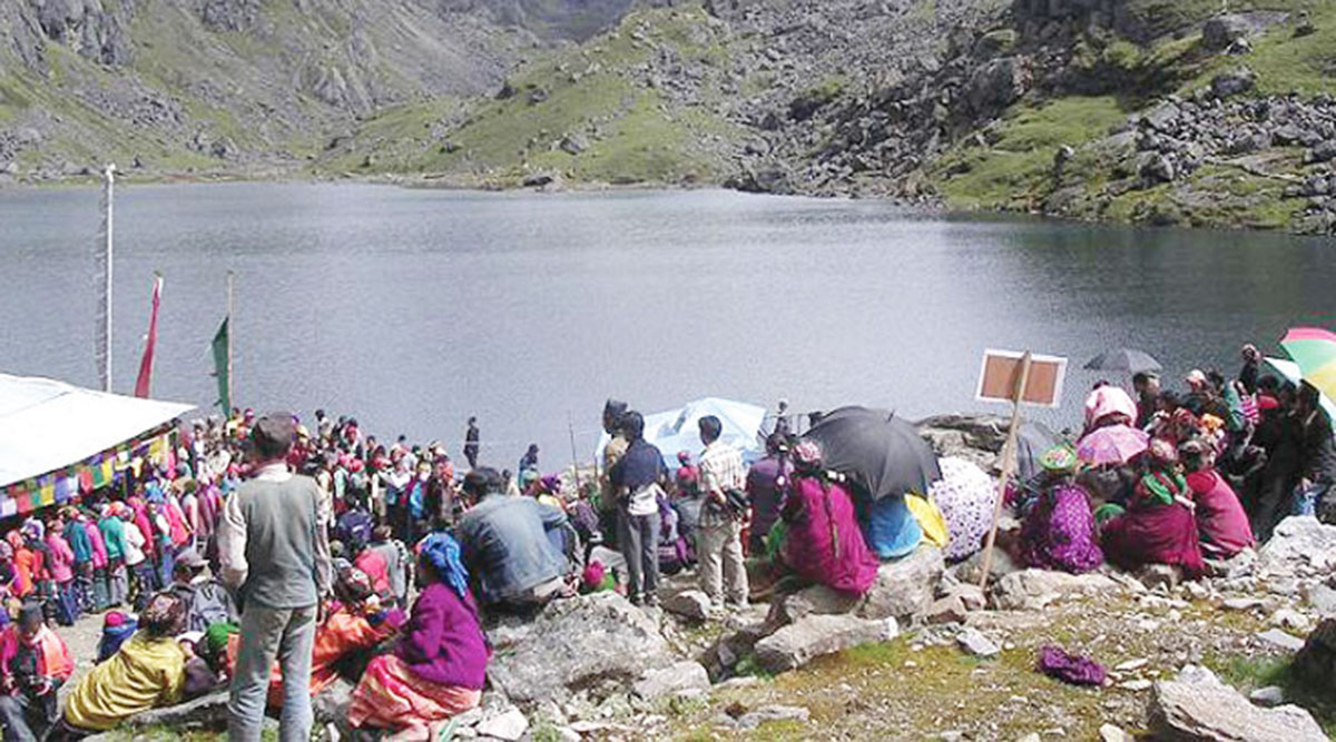 गोसाइँकुण्डका तीर्थयात्रु शुलाद्री पर्वत चढ्न थाले