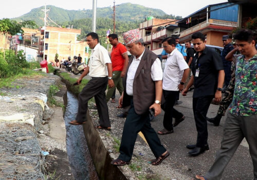 सिरानबजार स्थित भासिएको मुलसडकमा मुख्यमन्त्रि जम्कट्टेलद्वारा निरीक्षण,तत्काल काम शुरु निर्देशन