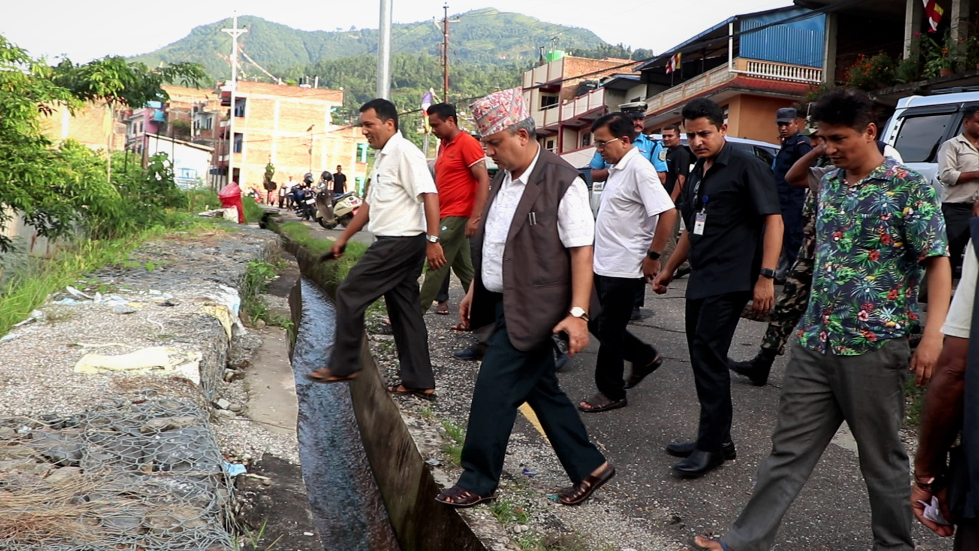 सिरानबजार स्थित भासिएको मुलसडकमा मुख्यमन्त्रि जम्कट्टेलद्वारा निरीक्षण,तत्काल काम शुरु निर्देशन