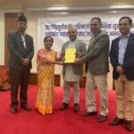 नीलकण्ठ नगरपालिकाका मेयर ढुंगानाद्वारा सरकारलाई कार्यविस्तृतिकरण सुझाव प्रतिवेदन हस्तान्तरण