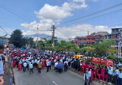 शिक्षकहरुको आन्दोलनका कारण देशभरका ७० लाख विद्यार्थीको पढाई बन्द हुने