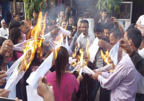 धादिङमा शिक्षकहरुले प्रस्तावित बिद्यालय शिक्षा ऐन जलाए