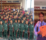 समाजसेवी अधिकारीद्धारा बिद्यार्थीहरुलाई निशुल्क बिद्यालय पोशाक हस्तान्तरण