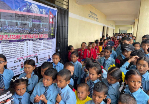 सांकोष माविमा पढ्ने ४४ जना विद्यार्थीलाई प्रति व्यक्ती ९६९० नगद र स्टेसनरी वितरण