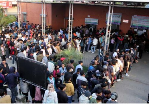 अग्रिम टिकट बुकिङका लागि बसपार्कमा भीड