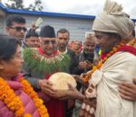 अध्यक्ष ओलीलाई राउटे मुखिया शाहीद्वारा कोसी उपहार