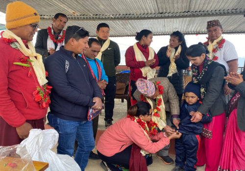 महेन्द्र बाराहि मा.विमा अध्ययनरत विद्यार्थीहरुलाई ट्रयाकसुट बितरण