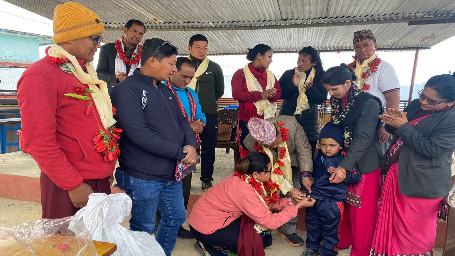 महेन्द्र बाराहि मा.विमा अध्ययनरत विद्यार्थीहरुलाई ट्रयाकसुट बितरण