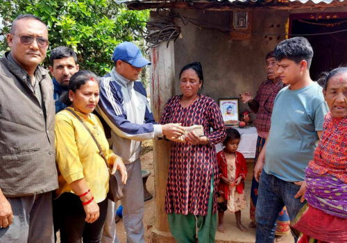 ग्रामीण यातायात सहकारी संस्थाद्धारा मृतक रामशरण भुजेलको परिवारलाई नगद सहयोग