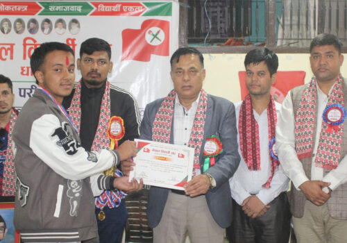 एसईईमा उत्कृष्ट अंक ल्याउने विद्यार्थीलाई नेविसंघ धादिङको सम्मान