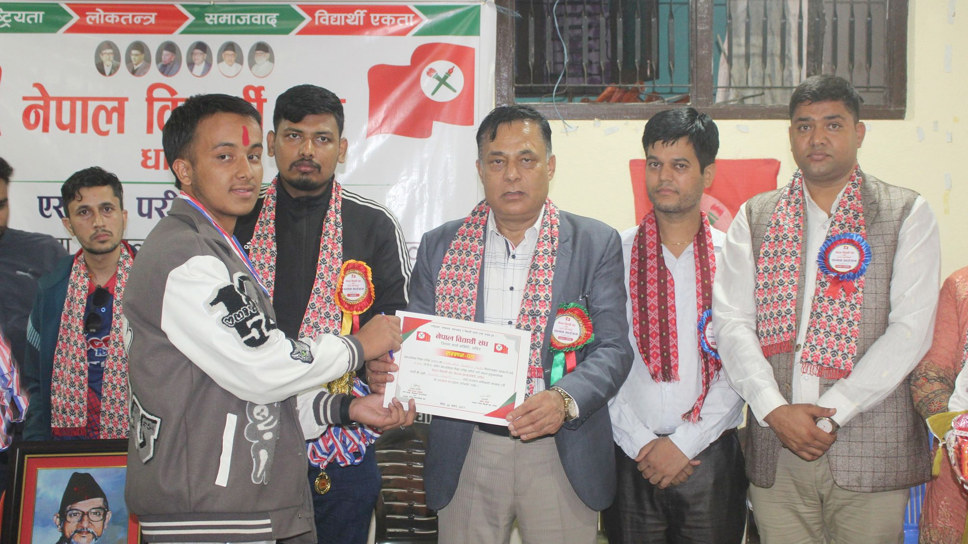 एसईईमा उत्कृष्ट अंक ल्याउने विद्यार्थीलाई नेविसंघ धादिङको सम्मान