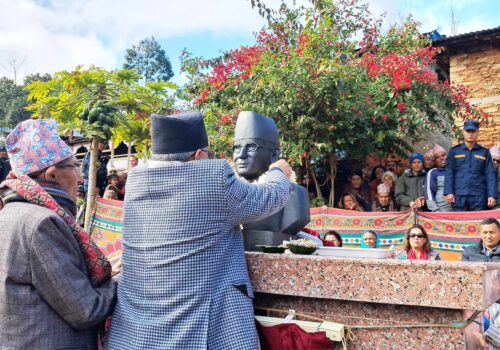पुर्व प्रधानमन्त्री तथा माओवादी केन्द्रका अध्यक्ष प्रचण्डद्वारा स्वर्गीय दुर्गा प्रसाद धमलाको शालिक अनावरण
