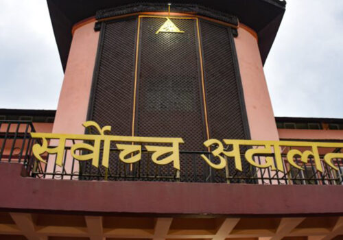 शिक्षकलाई तीन दिनभित्र विद्यालय फर्कन र कक्षा १२ को वोर्ड परिक्षा नसार्न सर्वोच्चको आदेश