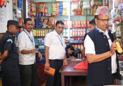धादिङमा बजार अनुगमन तिव्र , म्याद गुज्रेका १६ हजार बराबरकाे सामान नष्ट