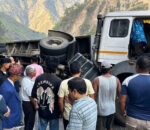 ट्रक पल्टिँदा नारायणगढ–मुग्लिन सडक अवरुद्ध