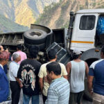 ट्रक पल्टिँदा नारायणगढ–मुग्लिन सडक अवरुद्ध