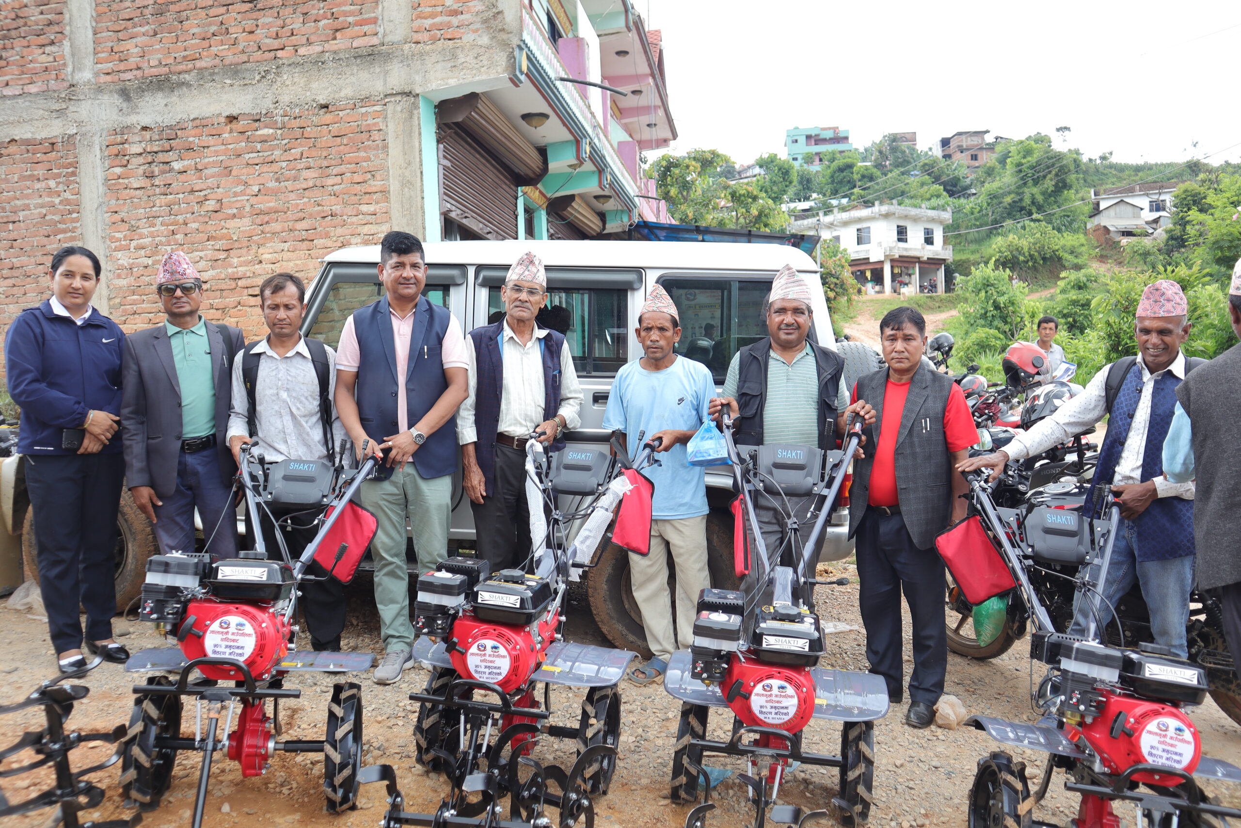 ज्वालामुखी गाउँपालिकाद्वारा ५८ जना कृषकहरुलाई मिनि टिलर वितरण