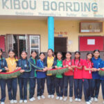न्यु किबो बोर्डिङमा विद्यार्थीहरू दुवोको माला बनाउँदै