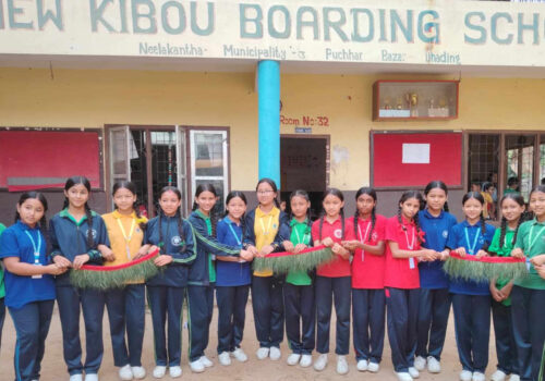 न्यु किबो बोर्डिङमा विद्यार्थीहरू दुवोको माला बनाउँदै