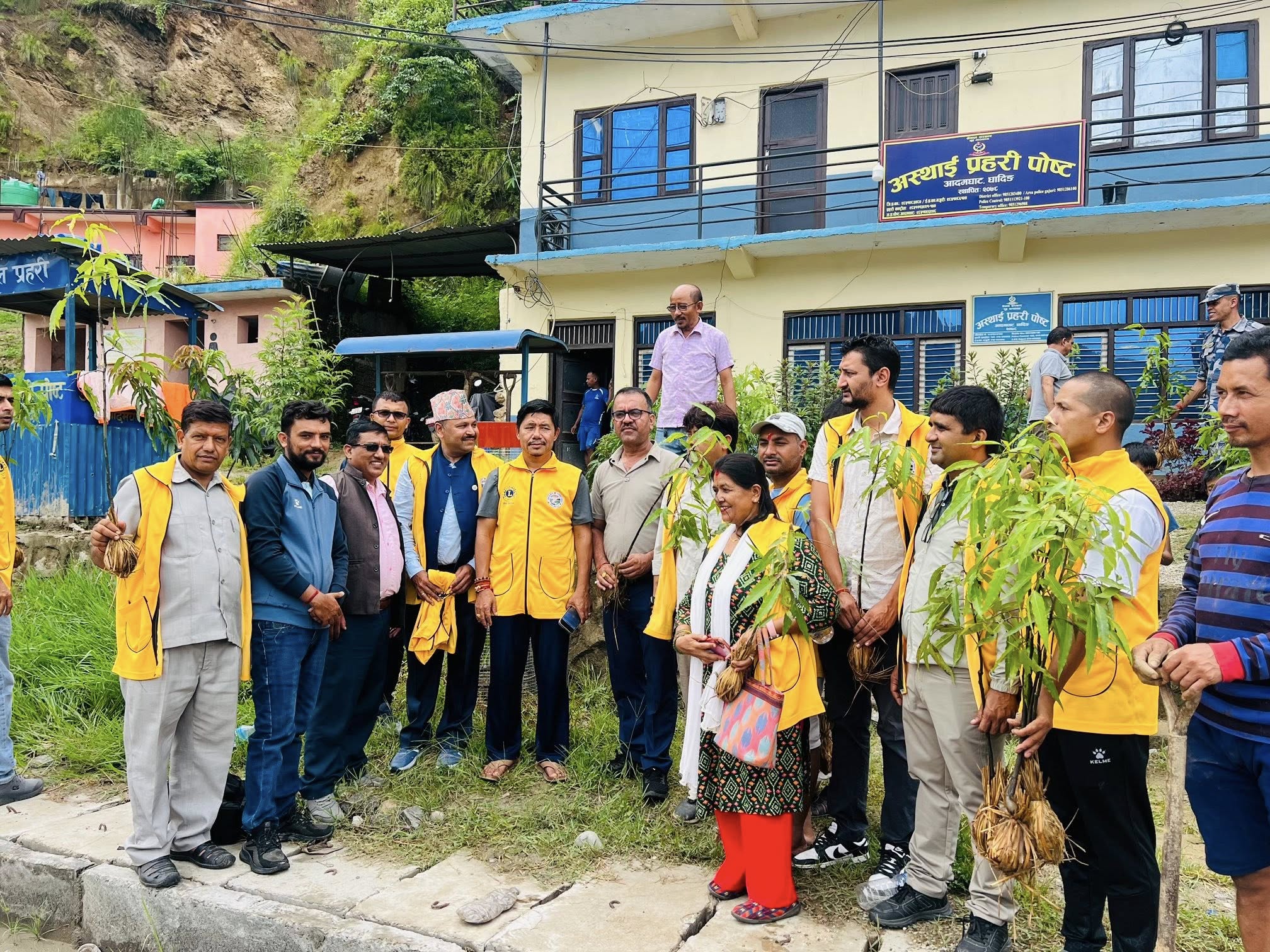 लायन्स क्लब अफ धादिङ हाईट द्वारा आदमघाट बजारक्षेत्रका सडक छेउमा बृक्षारोपण