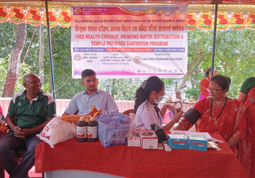 लायन्स क्लव अफ काठमाण्डौ सूर्यमुखीद्धारा निःशुल्क स्वास्थ्य परिक्षण र पानी बितरण