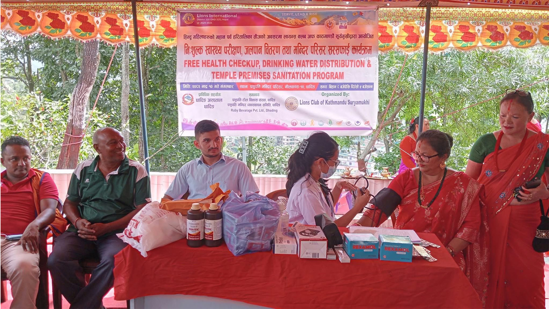 लायन्स क्लव अफ काठमाण्डौ सूर्यमुखीद्धारा निःशुल्क स्वास्थ्य परिक्षण र पानी बितरण