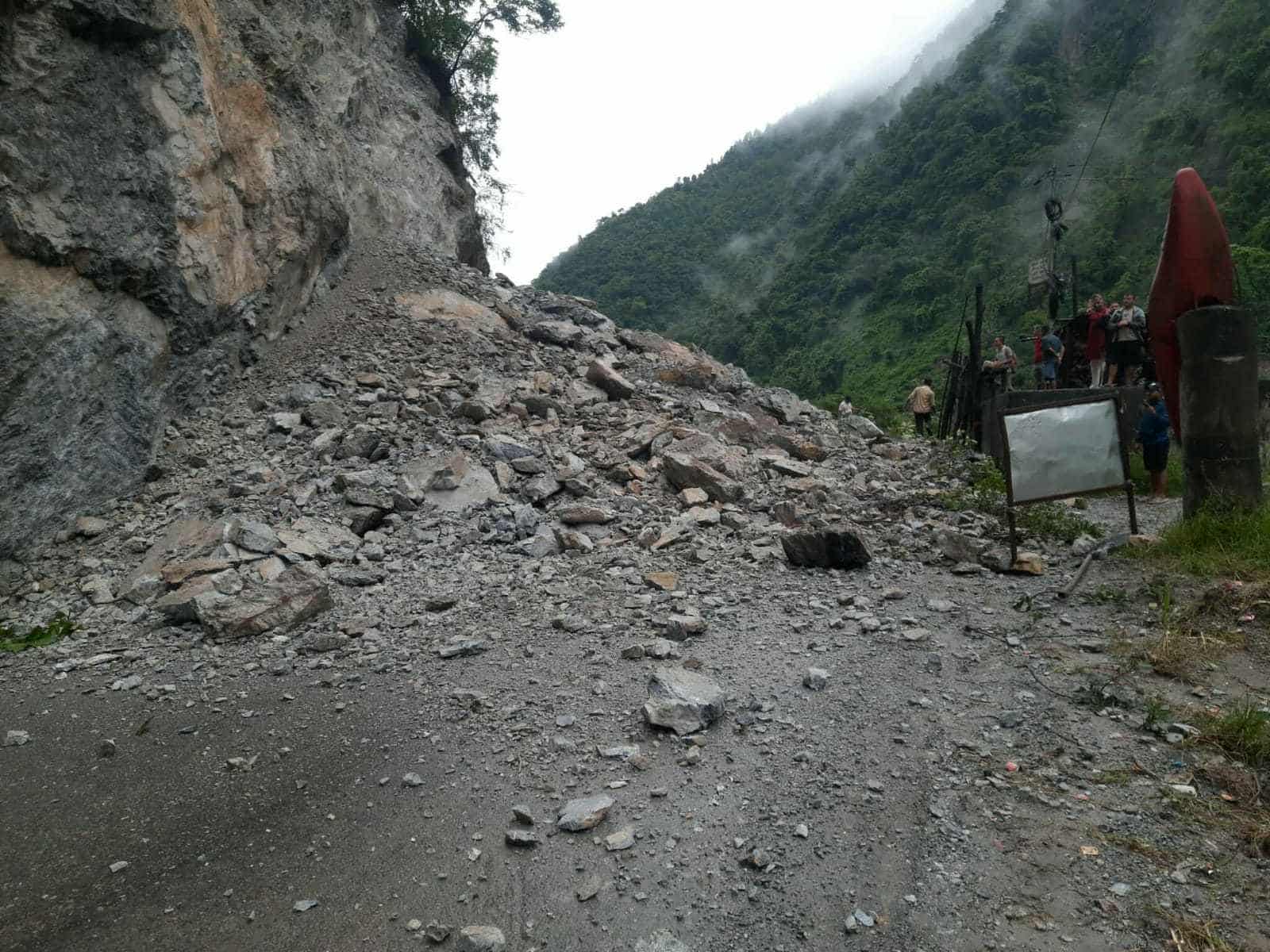 पहिरोले अबरुद्ध पृथ्वी राजमार्ग दुईतर्फी सन्चालनमा