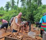 जनतासँगै साबेल बोकेर जनश्रमदान गर्दै पूर्व मूख्यमन्त्री जम्कट्टेल