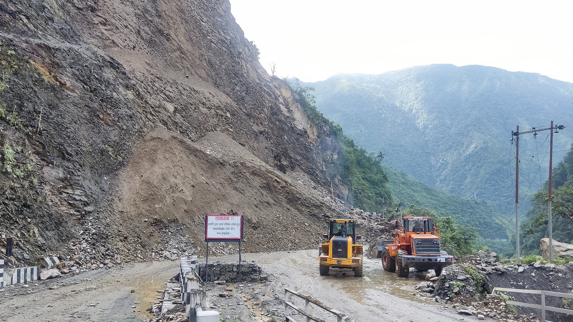 पहिरोका कारण अवरुद्ध रहेको पृथ्वी राजमार्ग साँझसम्म खुल्ने पहिरोका कारण अवरुद्ध रहेको पृथ्वी राजमार्ग साँझसम्म खुल्ने