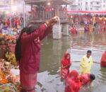 उदाउँदो सूर्यलाई अर्घ्य  दिइयो