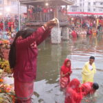 उदाउँदो सूर्यलाई अर्घ्य  दिइयो