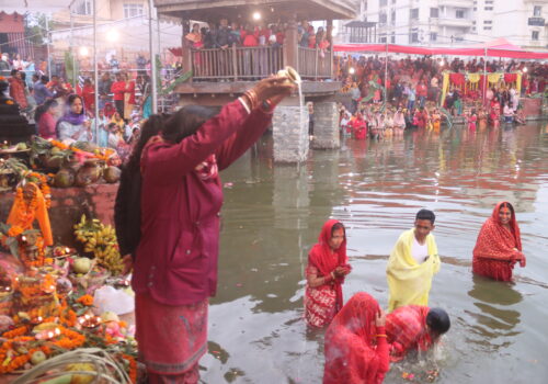 उदाउँदो सूर्यलाई अर्घ्य  दिइयो