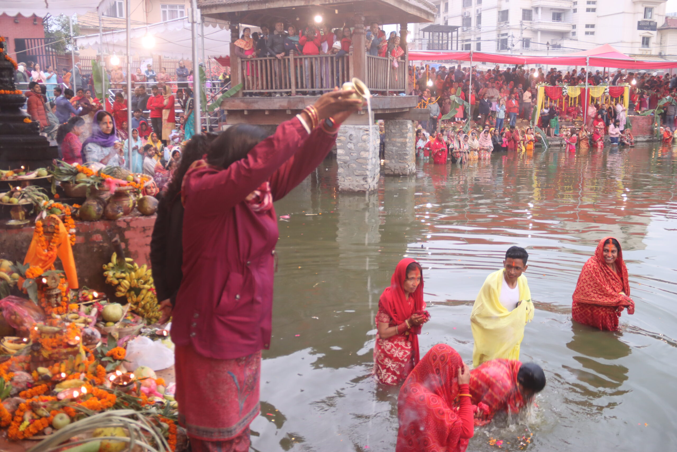 उदाउँदो सूर्यलाई अर्घ्य  दिइयो उदाउँदो सूर्यलाई अर्घ्य  दिइयो