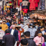 तिहार नजिकिँदै गर्दा बजारमा किनमेल गर्नेको चहलपहल बढ्दै