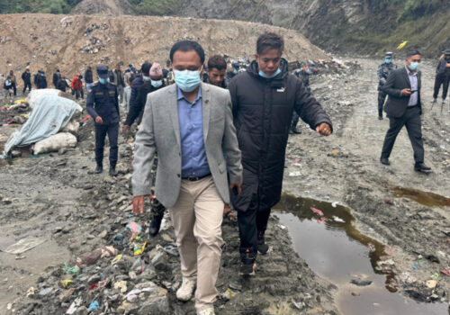 बञ्चरेडाँडामा फोहर बोकेका गाडी जान थाले